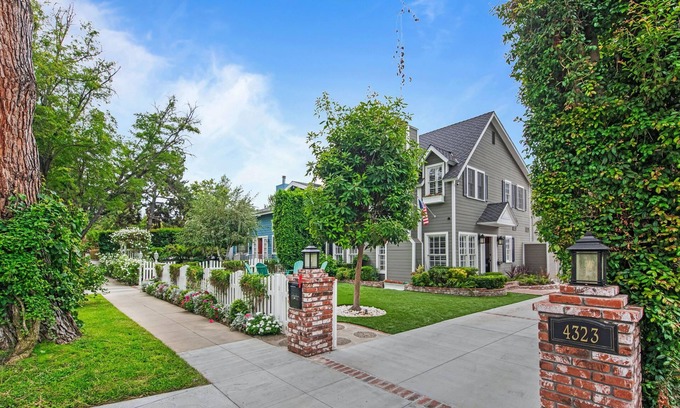 Studio City House | LOCATION, LOCATION, LOCATION . Prime Studio City Cape Cod w guesthouse