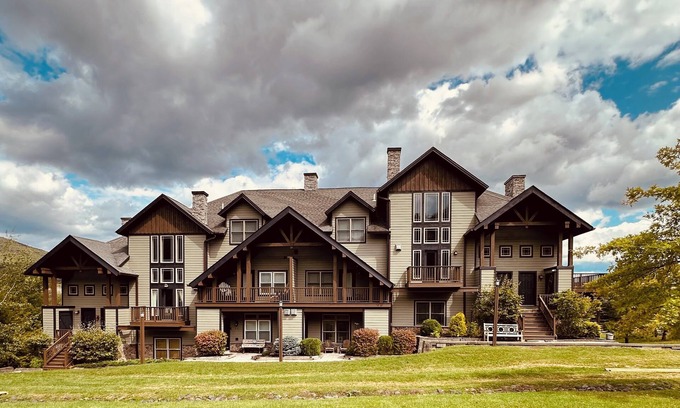 Hunter Condo | LOCATION! LOCATION!LOCATION! Luxurious Ski In/Out Jet-Set Condo nNEWLY RENOVATED