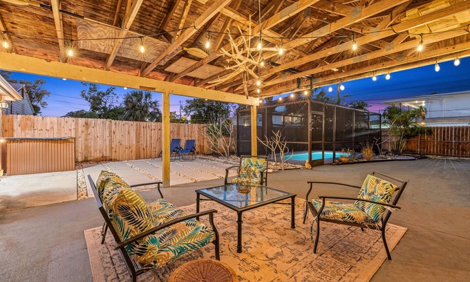 North East Park House | Location! Minutes from downtown St Pete, MCM Pool Home Walk to Everything