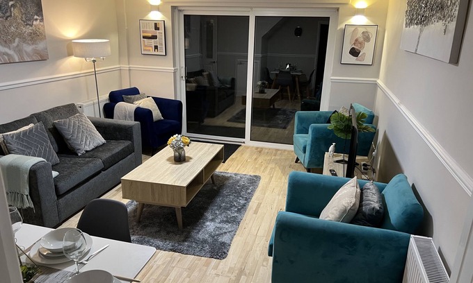 Nottingham House | Location*Parking*Contractors*Leisure*Comfy King Bed
