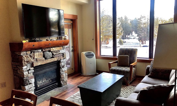 Mammoth Lakes Resort | Location! Prime Heart of Village- Walk to Gondola