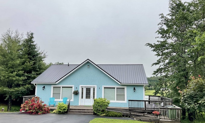 New Glasgow House | Location! Restaurants, Shops, and Parks, All Within Walking Distance!
