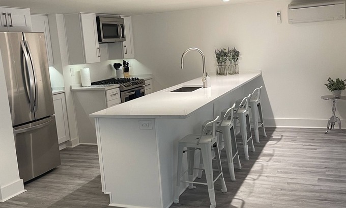 East Riverside Apartment | Location! Uptown with parking, just steps to Magazine St and parade routes!