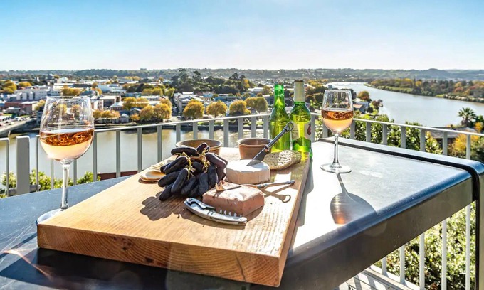 Whanganui Apartment | LOCATION - WITH FABULOUS VIEWS.