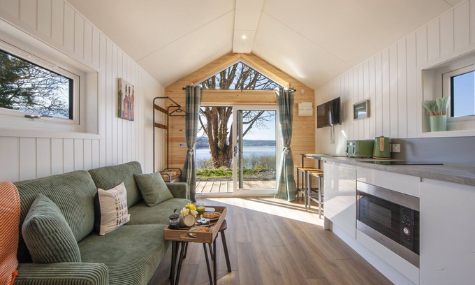 West Laroch Cabin | Loch Fyne Bothy -Pet Friendly - a bothy that sleeps 2 guests in 1 bedroom