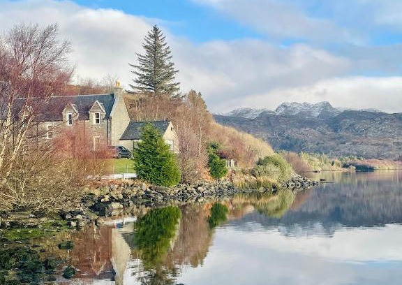 Mallaig Apartment | Loch Morar Private Suite