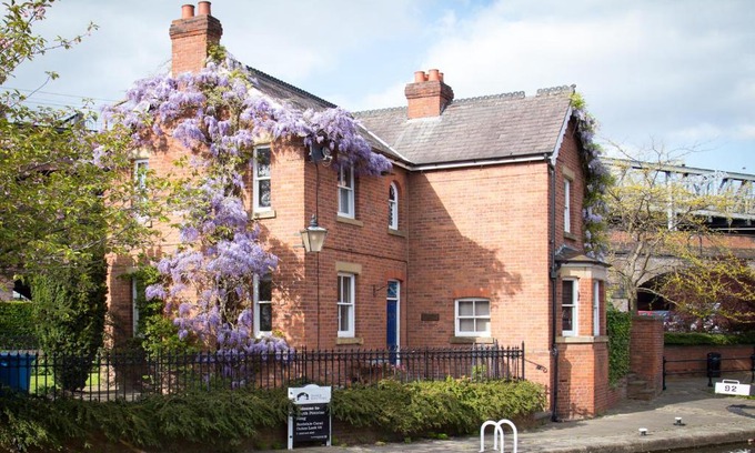 Castlefield House | Lock Keepers Cottage - Detached House in the city