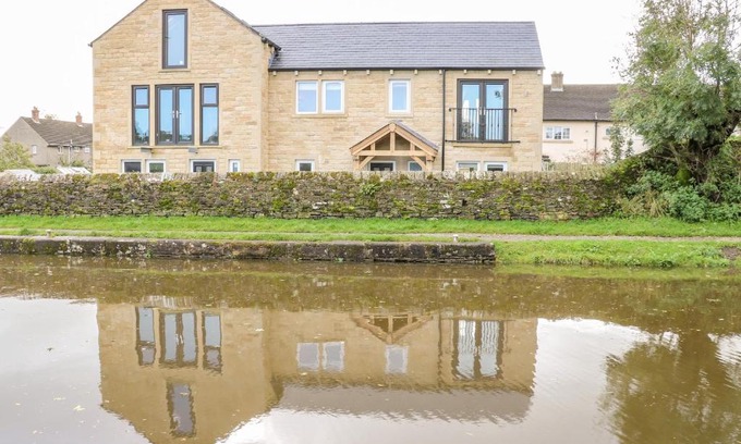 Gargrave House | Lock View - Nordic Spa