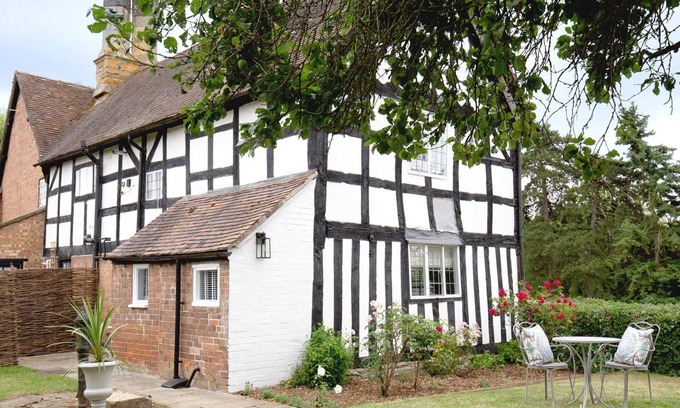 Quedgeley Cottage | Locke's Cottage - sleeps 2 guests in 1 bedroom