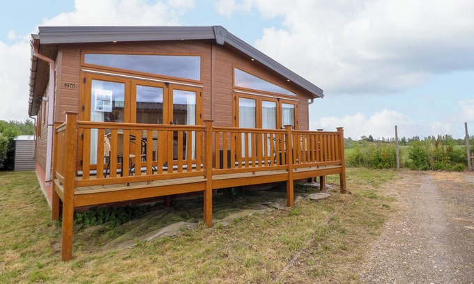 Stowmarket Cottage | LODGE 26, FISHING LAKES, pet friendly, with a garden in Stonham Aspal