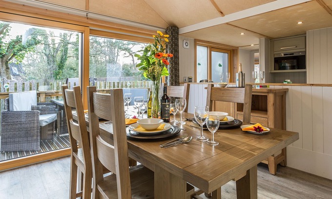 Corfe Castle Cottage | LODGE 3, family friendly, with hot tub in Corfe Castle