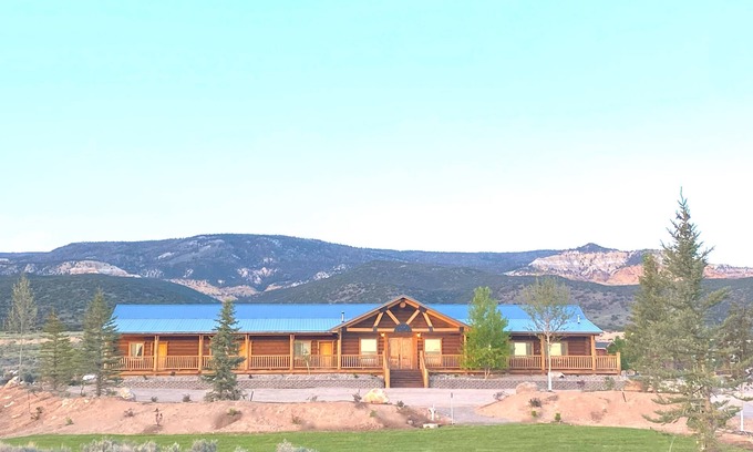 Lyman Cabin | Lodge - 3Suites & 7Cabins Sleeps 50+ Family Reunions,Corporate Retreats,Weddings