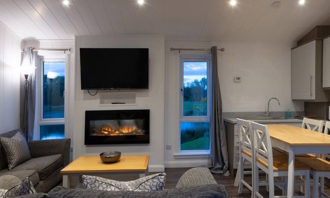 Errol Cottage | LODGE 5 - KINFAUNSE, romantic, character holiday cottage in Errol