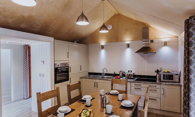 Corfe Castle Cottage | LODGE 8, family friendly, with hot tub in Corfe Castle