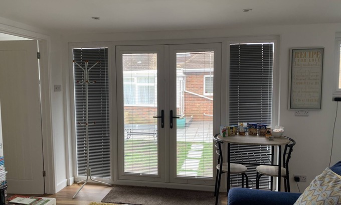 Hove Cottage | Lodge , air con , Free Parking , Mini bar