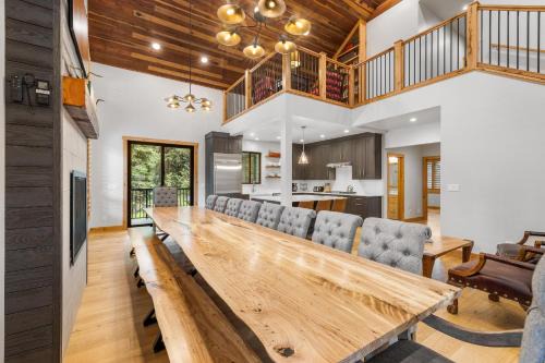 McCall House | Lodge at Alexander - 8 bd - Hot tub - GameRm - AC - Trailer parking - Fireplace - Fire pit