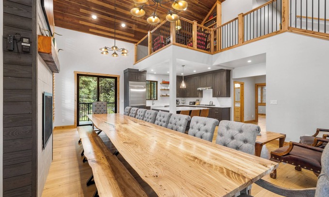 McCall House | Lodge at Alexander - 8 bd - Hot tub - GameRm - AC - Trailer parking - Fireplace - Fire pit