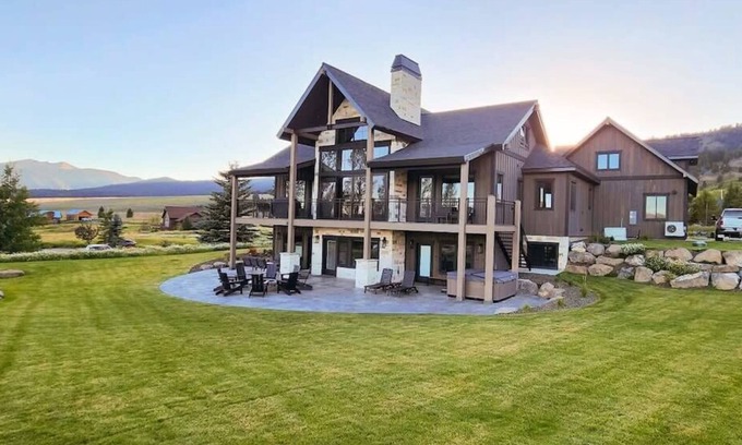 Island Park Cabin | Lodge at Cutthroat Landing- 20 mins to Yellowstone+Hot Tub+FirePit+Pickleball+La