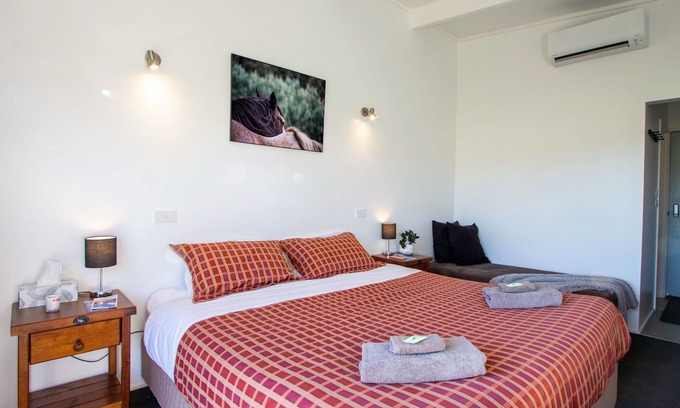 Merrijig Apartment | Lodge by the River - Studio 1