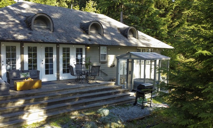 Port Moody Cabin | Lodge C2 |Hot tub & Sauna |Cape Carraholly Retreat
