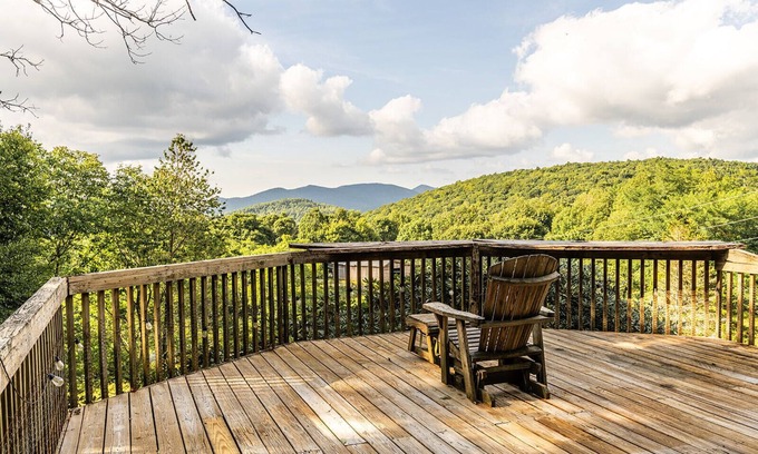 Boone Cabin | Lodge & Cabin PET/FEED/BRUSH HORSES! Hot Tub Roku Great Views Privacy