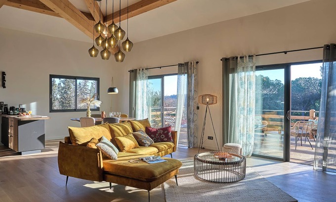 Servian House | Lodge & Country
