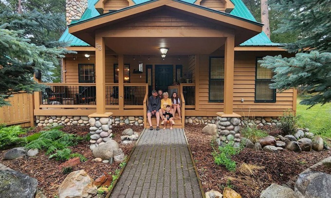 Saddlestring Cabin | Lodge on Ponderosa. 4 sleeping areas. 2 Bathrooms. WiFi, fireplace, office
