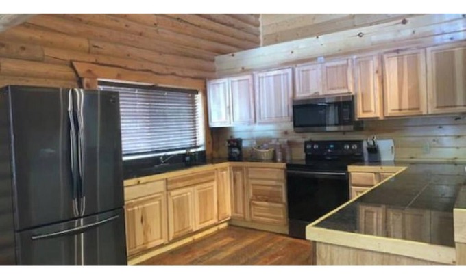 Last Chance Cabin | Lodge Room - Deluxe 2 Queen Beds