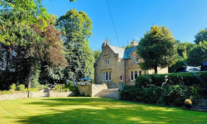 Gateshead House | Lodge - Sleeps 18, pet friendly & free parking