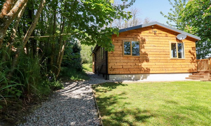 Grampound Cottage | LODGE TWO, family friendly, with a garden in Summercourt