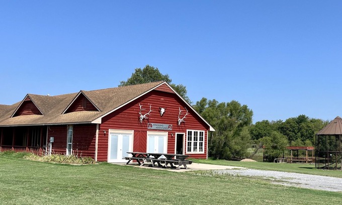 Adair Cabin | Lodge with fishing & guided hunts available! Minutes from Tulsa & Grand Lake!