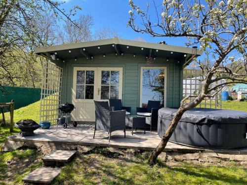 Talybont-on-Usk House | Lodge with HotTub-Garden-PetsOK-Bbq-MountainViews