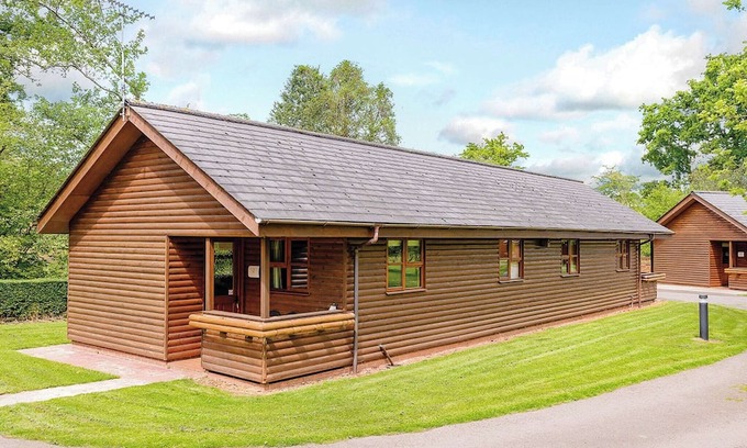 Kilcot Ski Chalet | Lodge with one king-size double with en suite bathroom with shower.