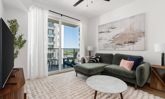 Addicks Apartment | Lodgeur | Bright 1BR w/views | Energy Corridor