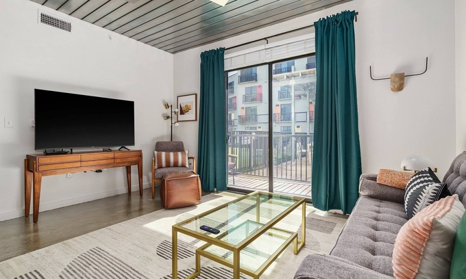 Midtown Apartment | Lodgeur | Fancy 1BR loft w/office | Midtown