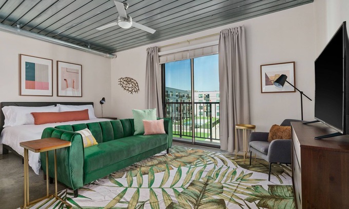 Midtown Apartment | Lodgeur | Marvelous studio w/pool view | Midtown