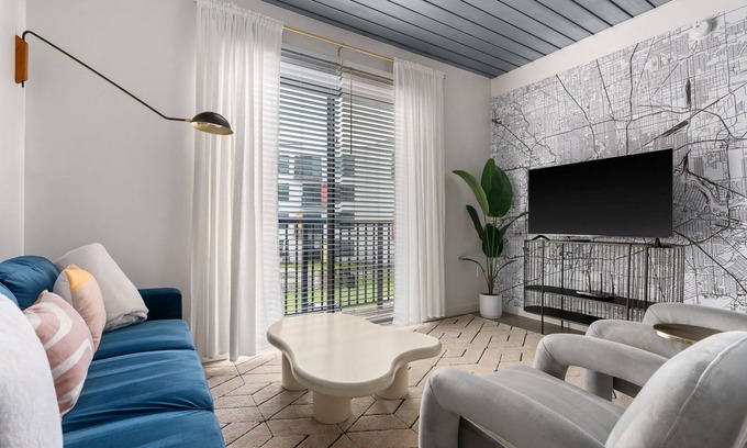 Midtown Apartment | Lodgeur | Modern & vibrant 2BR | Midtown