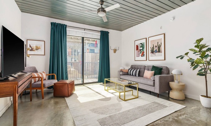 Midtown Apartment | Lodgeur | Pool-side 1BR loft w/office | Midtown