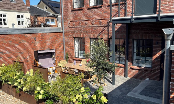 Friedrichstadt Apartment | Loft 1 with large terrace and beach chair