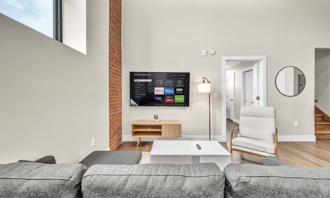 Cleveland Apartment | Loft+2Bd+65"TV+8 Min from DT CLE
