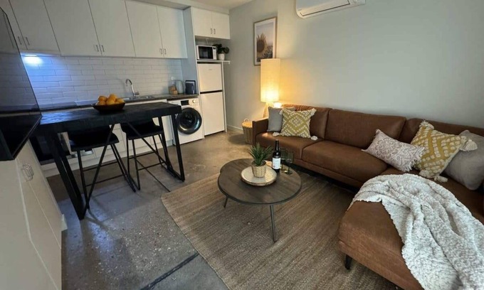 Devonport Apartment | Loft Apmnt with A/C in Central Devonport
