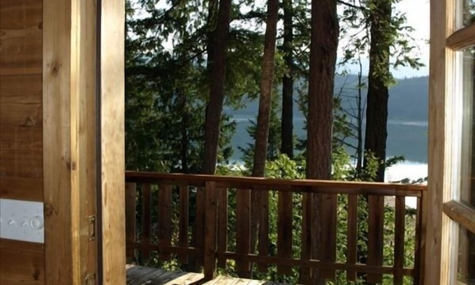 Fauquier Cabin | Loft Cabin on 100acr Property on Arrow Lake Beach and Privacy