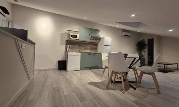 Saint-Paul-Trois-Chateaux Apartment | Loft type apartment in the historic center