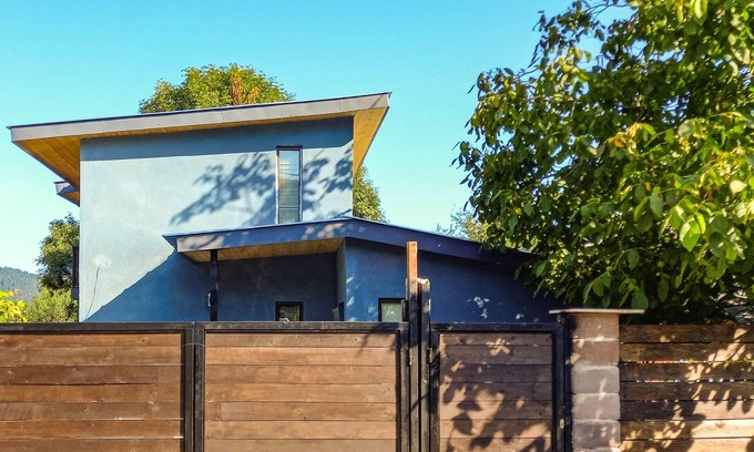 Likani Cottage | Loft House - 5 minutes to the City center. Pet-Friendly with isolated yard
