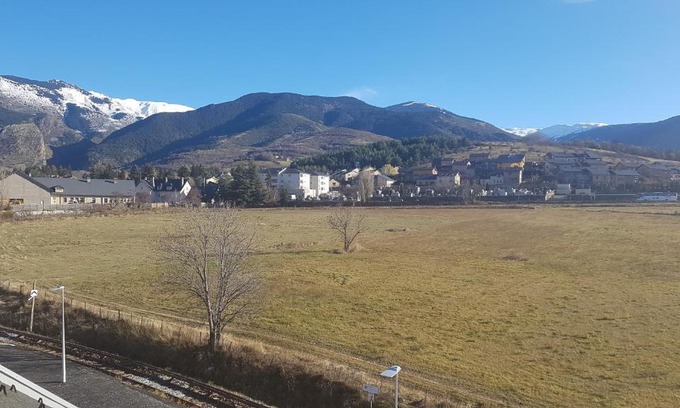 Saillagouse House | Loft mansardé du train jaune avec vue sur les montagnes