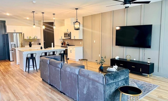 Princeton House | Loft, New Luxurious Large 3BR, Sleeps 9 + Parking