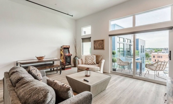 Wyandotte Apartment | Loft Penthouse 2 Balcony Arcade 2 Bed Pool and Gym