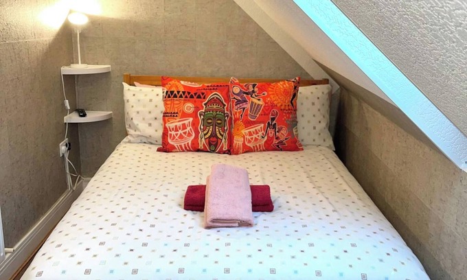Chadwell Apartment | Loft - Sleeps 2 - Parking - Close to Station