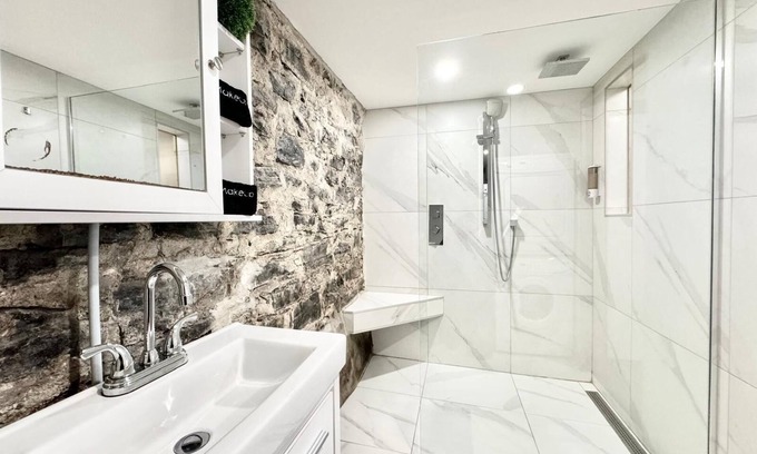 Boischatel Apartment | Loft The Montcalm 2 min Falls Free Parking