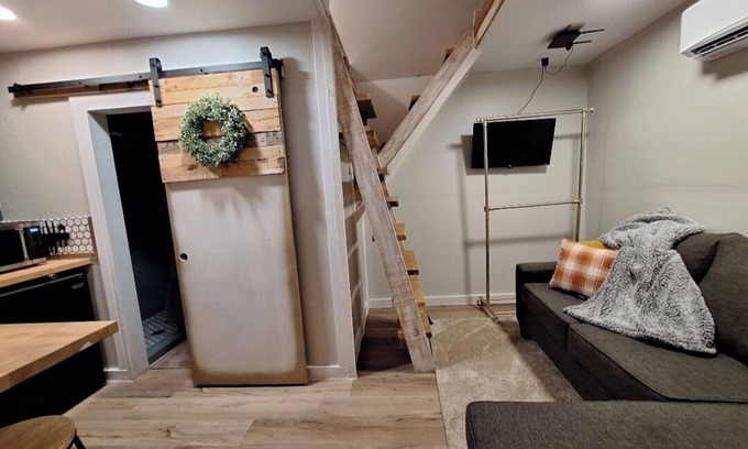 Globe House | Lofted Barn on Mini Farm with AC and WiFi in Globe